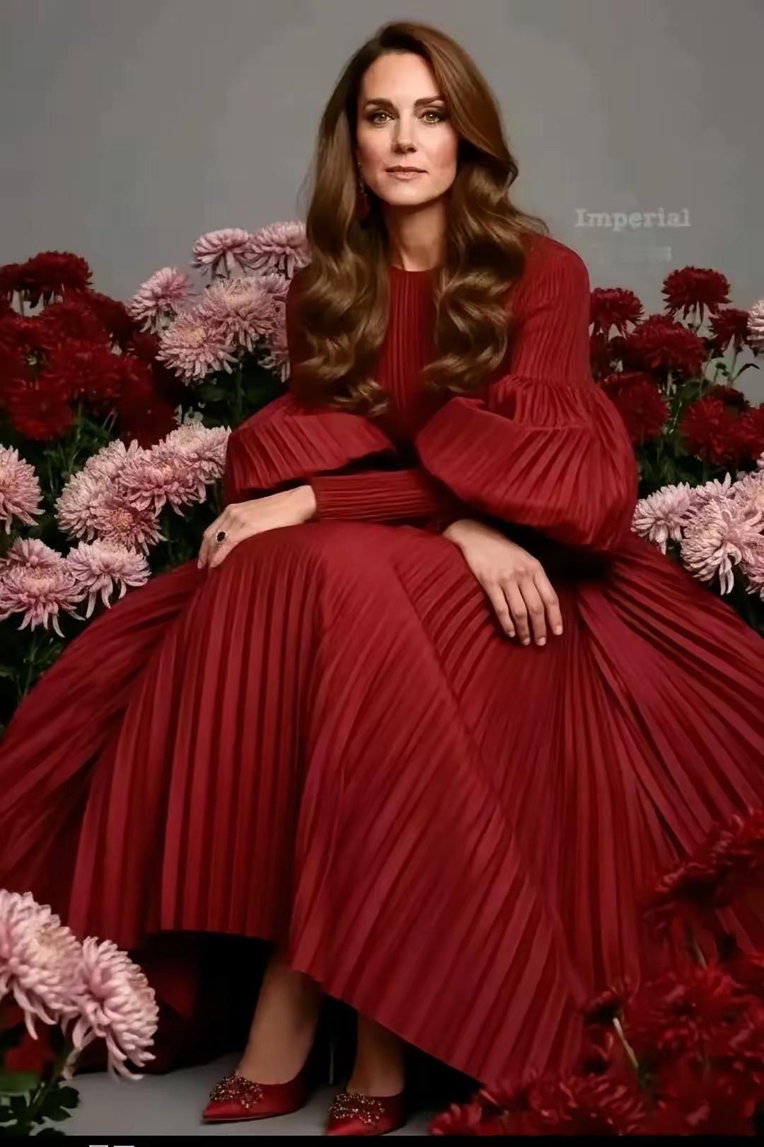 凯特王妃的照片新鲜出炉，棕色的长发加上红裙的搭配，让她整个人都变的温柔又强大。