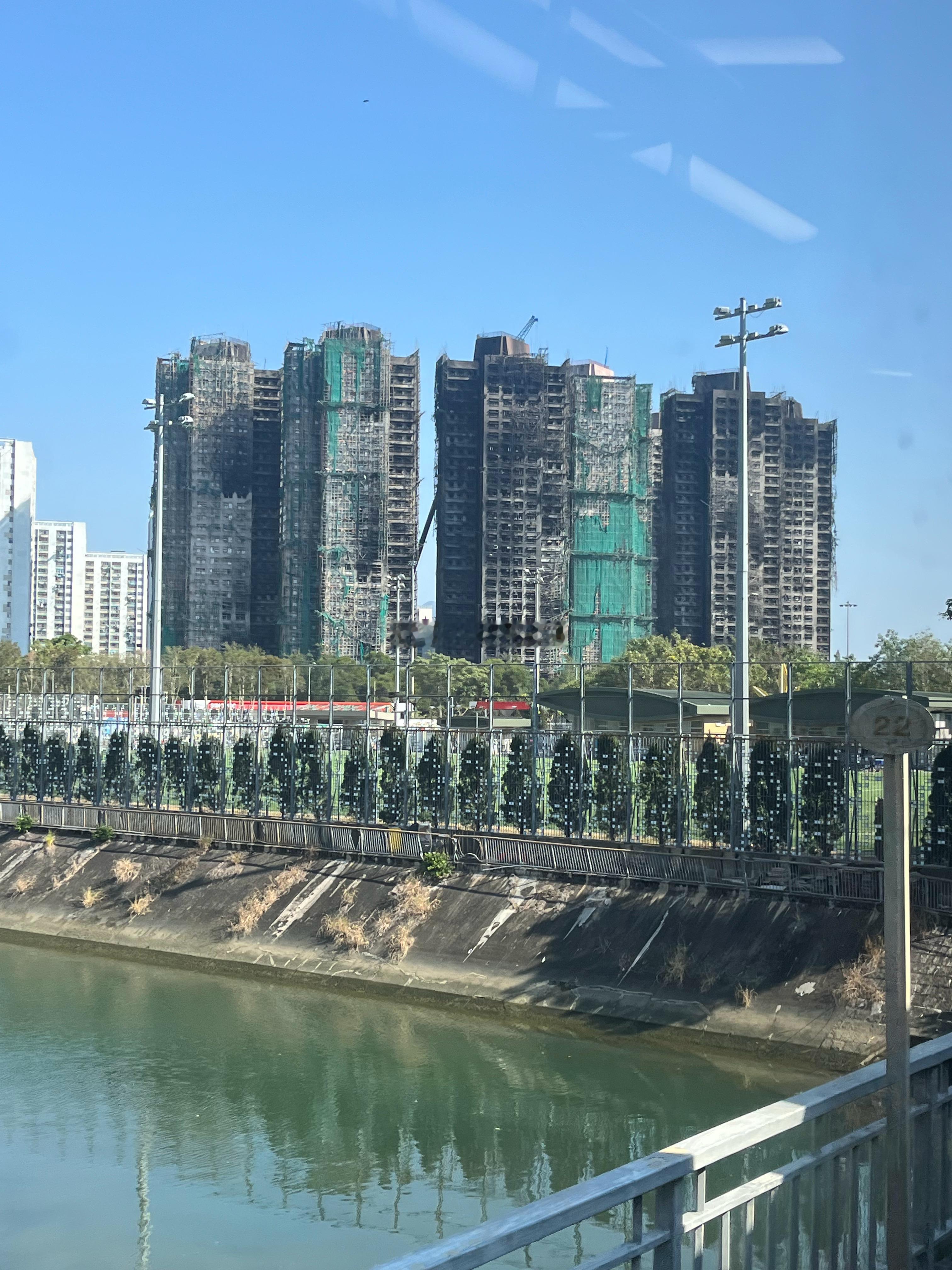 在港铁上拍到的，远处的楼就是宏福苑逝者安息香港宏福苑 香港·大埔墟[地铁站]