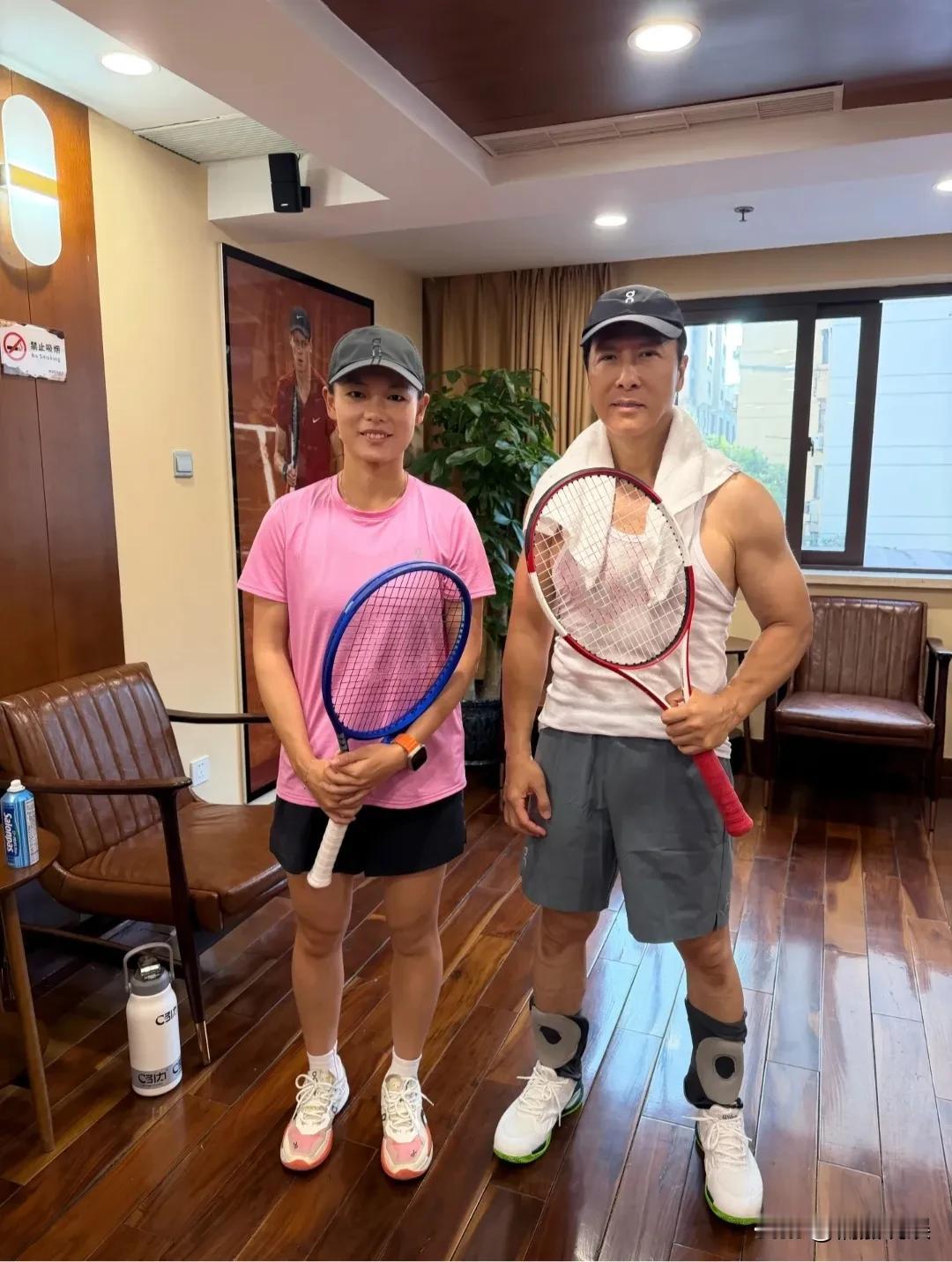 甄子丹现身上海，准备参加大师赛。
60岁的他，个头挺高，体态挺拔，身材健硕，胳膊