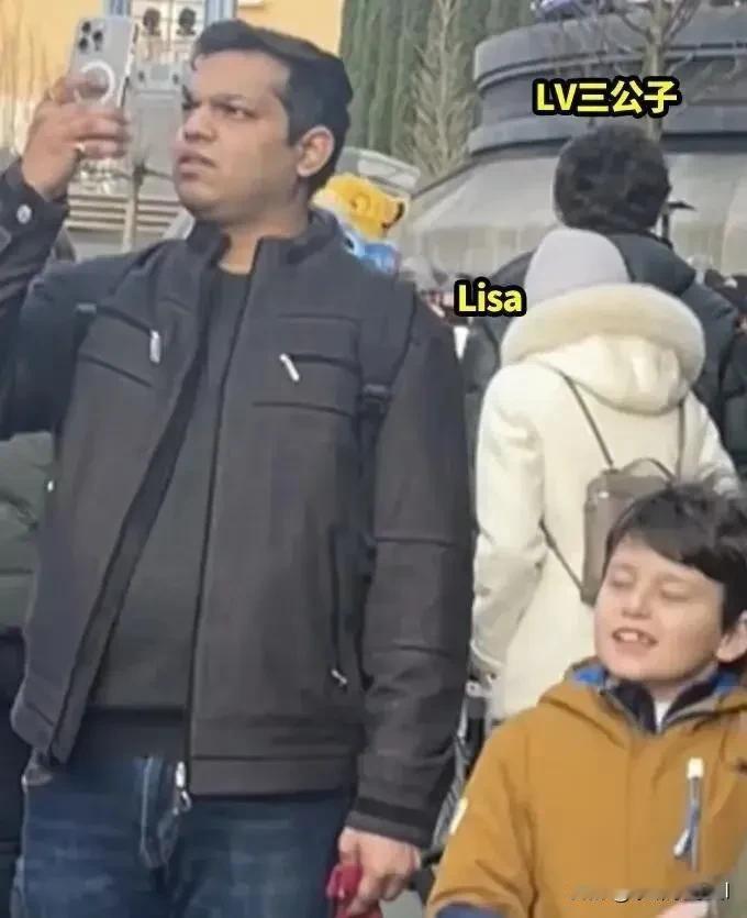 Lisa与lv三公子同游迪斯尼后再去疯马秀，帽子和衣服都和白天巴黎迪斯尼的穿着对