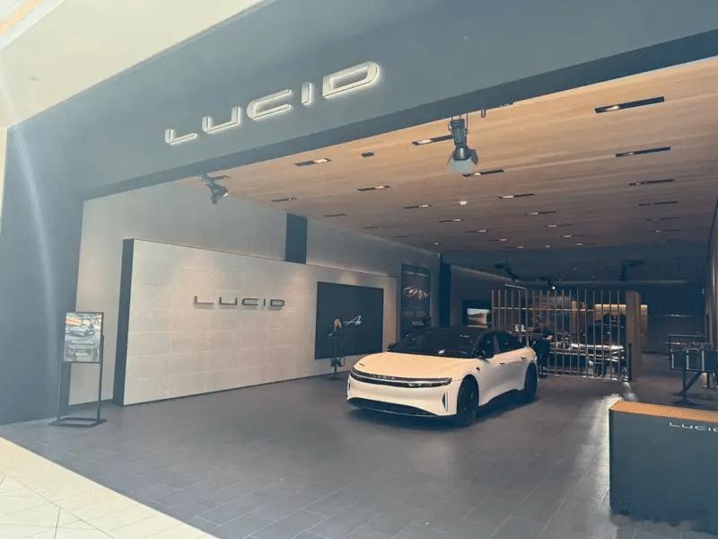 【美国电动车公司Lucid股价盘中一度暴跌超50%，多重经营危机重创市场信心】7