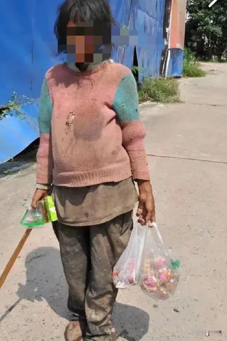 你发现没？大街上疯疯癫癫的多半是女的。昨天上街买东西，在马路上看到一个女的在走路
