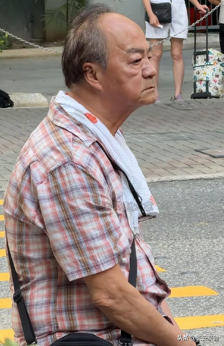 能看出这位老者是谁吗？这个独自坐在香港街头，老态龙钟一脸木然的老者，有谁能想象，