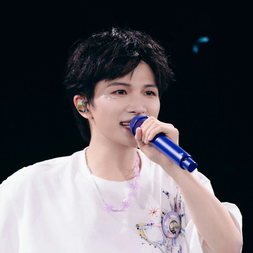 OMG这个额头啊啊啊好美胸前还是生日徽章🥺🥺🥺周深2026深深的巡回演唱会