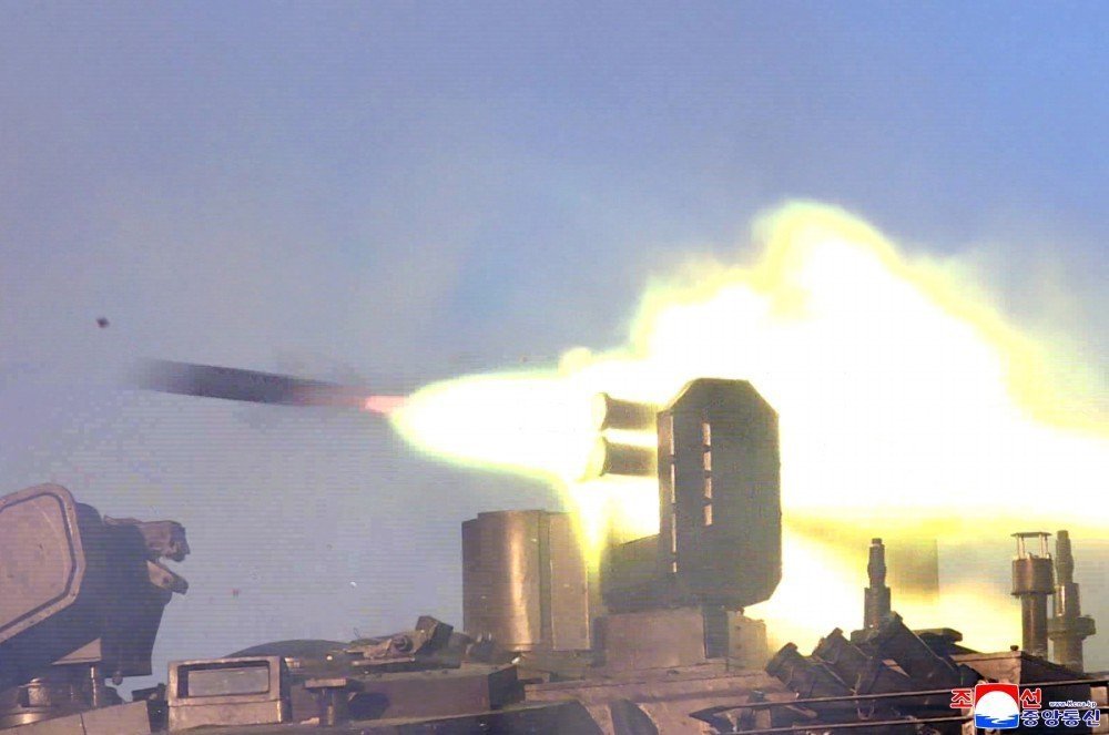 天马虎坦克上的主动防御系统。将军３月１９日访问人民军首都防御军直属平壤第６０训练