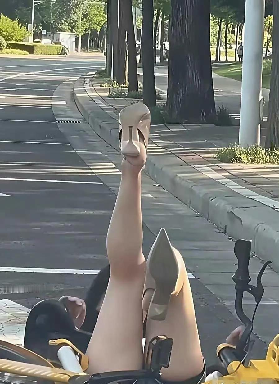 美女跌倒…网友看饱…美女会不会更多人抢着上去扶？要我说，肯定会的。

现实就是这