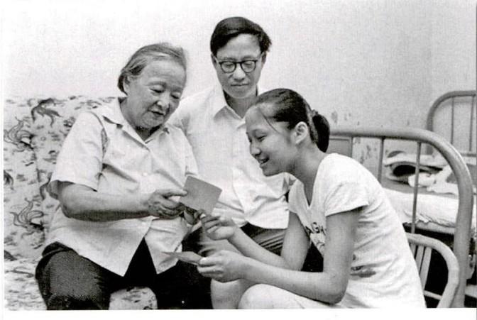 1949年，时任上海市长的陈毅，收到了抗日烈士谢晋元的妻子的信，信上要求政府一定