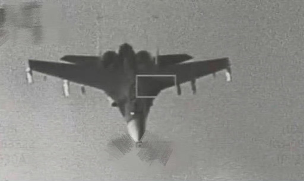 对岸空军发的带实弹的J-16这还是吊舱往后下方拍的那这不等于一边被人搂着屁股从后