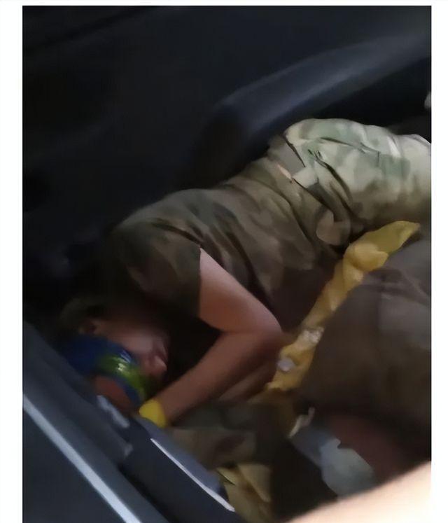 乌军收复安德里夫卡时，大批俄军向乌军投降，但投降现场遭俄军炮兵袭击，受降的乌军和