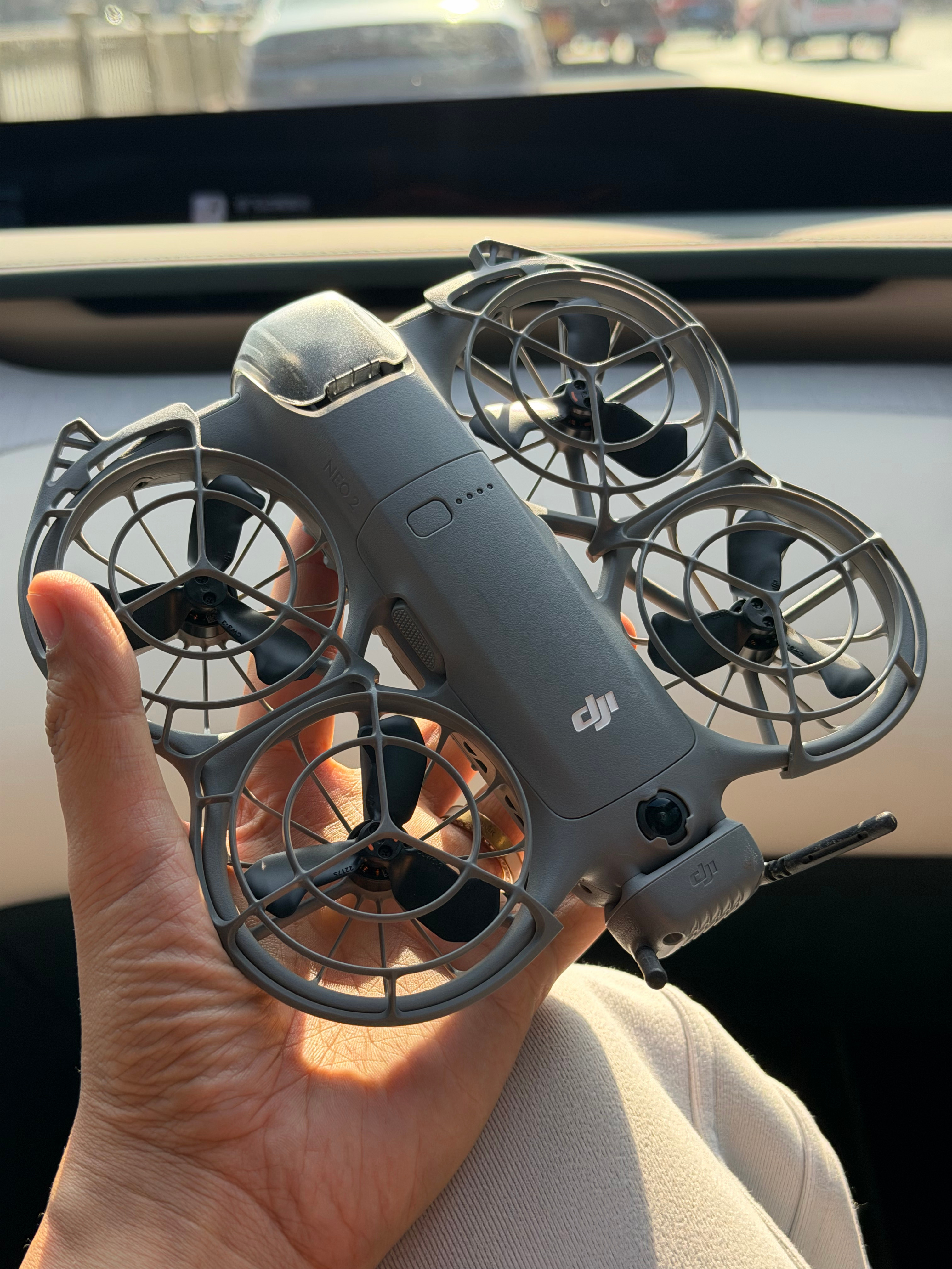 大疆 Neo2 这小飞机真的值得自媒体人手一个。跟随稳，有避障，就算是从几十米掉