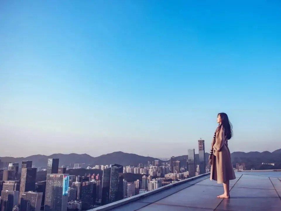 世界是如此复杂，让善良和诚实的人显得有点傻。—— 人生感悟