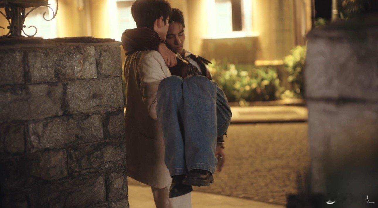 天台这段戏反复回看都有新细节，留白的设计，让361的整条感情线更有层次感。何昶希