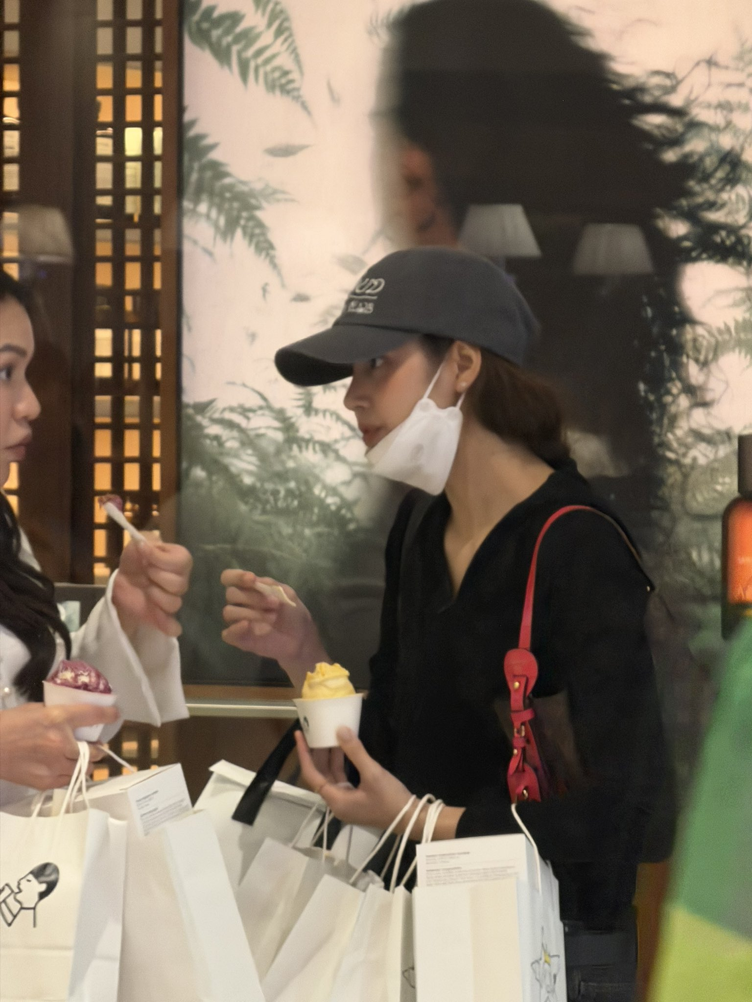 真的一点架子都没有，和普通人一样来买喜茶~~携着那么多喜茶杯子袋，可可爱爱~ ​