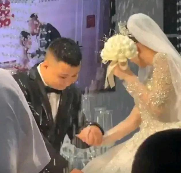 近日，河北张家口一对新人的婚礼登上了热搜。

婚礼现场，盛装打扮的一对新人，正在