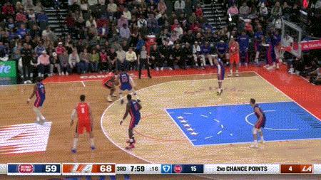 第三节，伦纳德爆了！单节11中9，三分4中3爆砍26分4篮板。三节比赛，伦纳德出