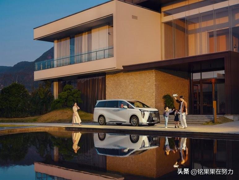 HEV上市，直接把豪华混动MPV拉进了19万时代，这可太香了，必须跟大家唠唠。