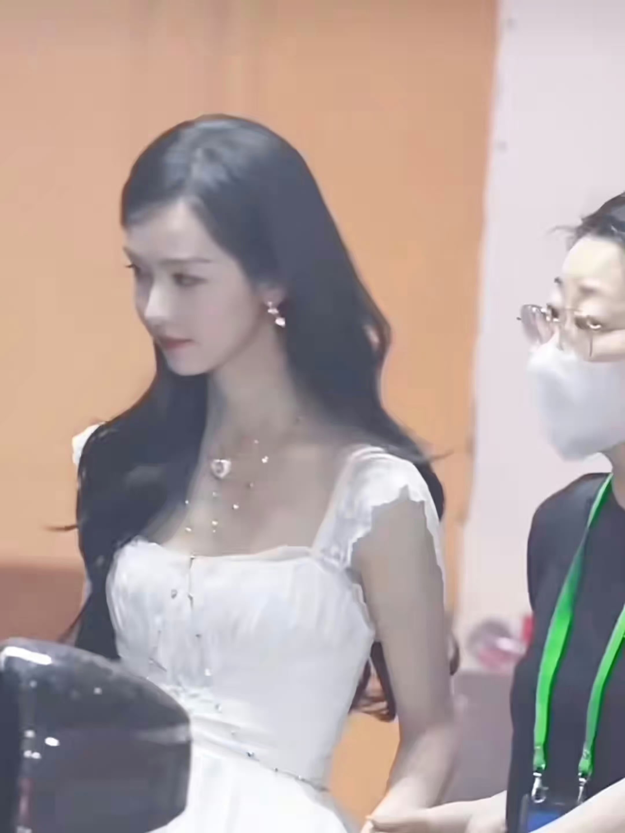 这几张live理解了言情文里那种对小白兔的强制爱….. 