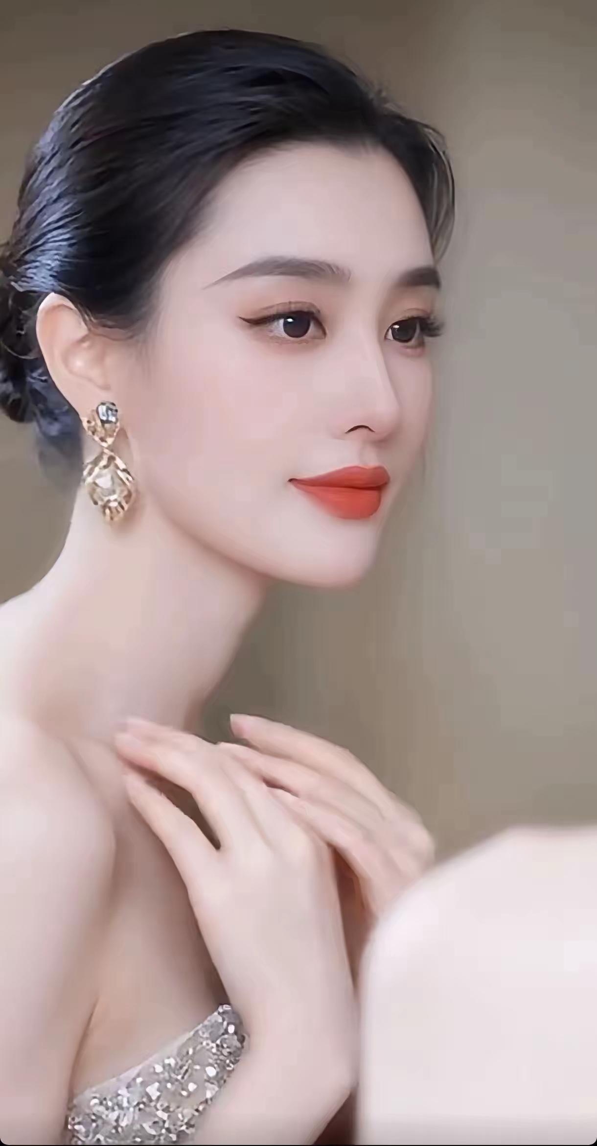 优雅红唇，闪耀耳环，气质非凡的东方美人