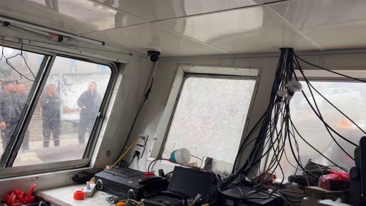 台州柔性执法贴心守护渔民平安温岭石塘渔业执法队开展海上巡查，排查渔船挡风玻璃安全