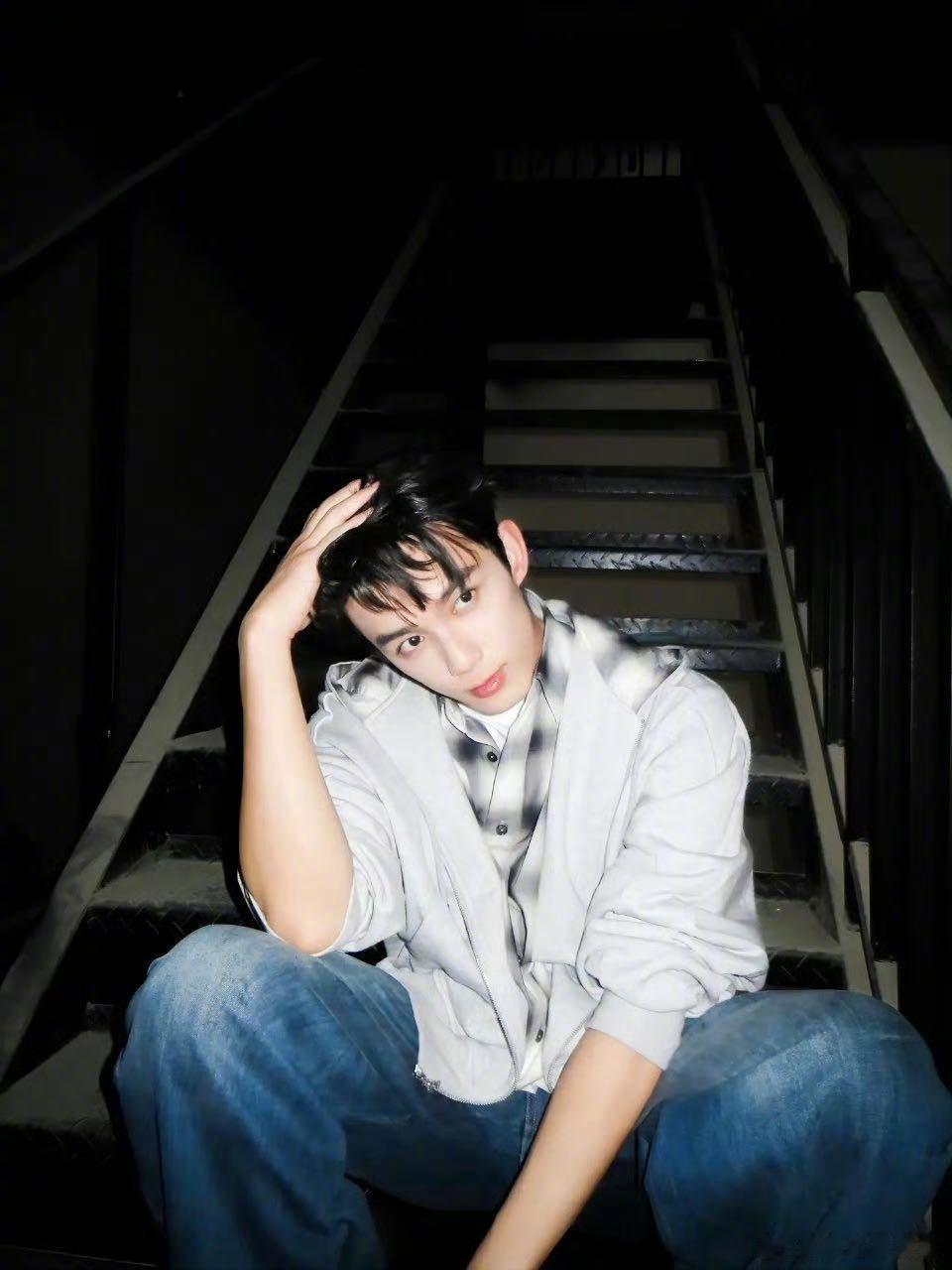 吴磊方依法追责造谣者本人发博了，直接了当“不认识，已委托律师依法追责”。造谣还是