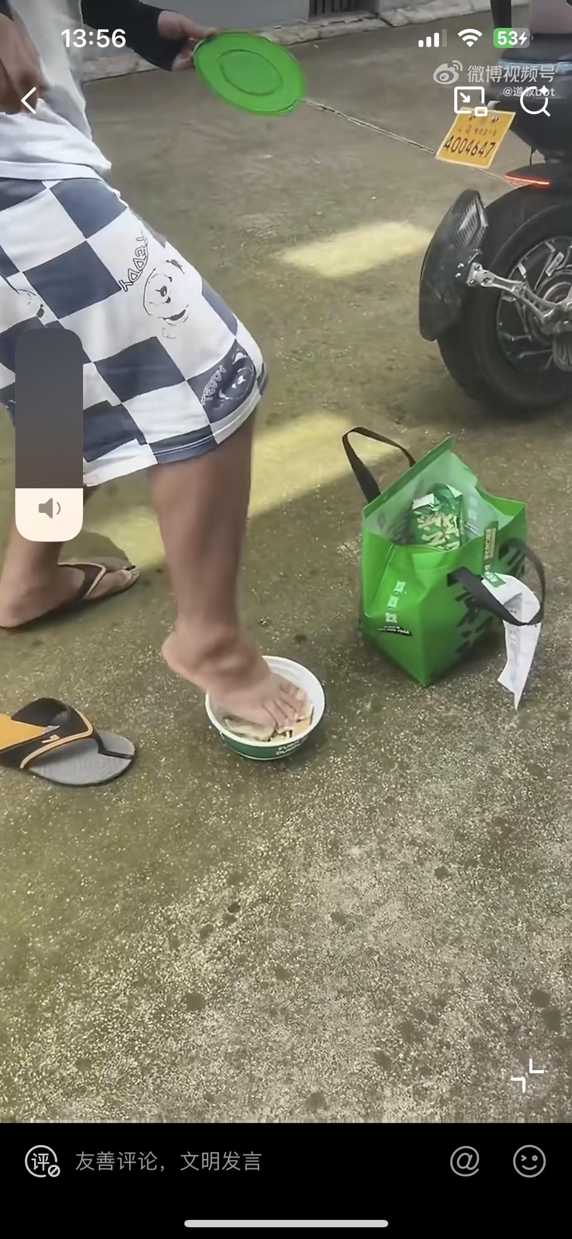 这是哪家的外卖水饺？竟然被外卖小哥赤脚践踏。只见这个小哥嬉皮笑脸。一份外卖丢在地