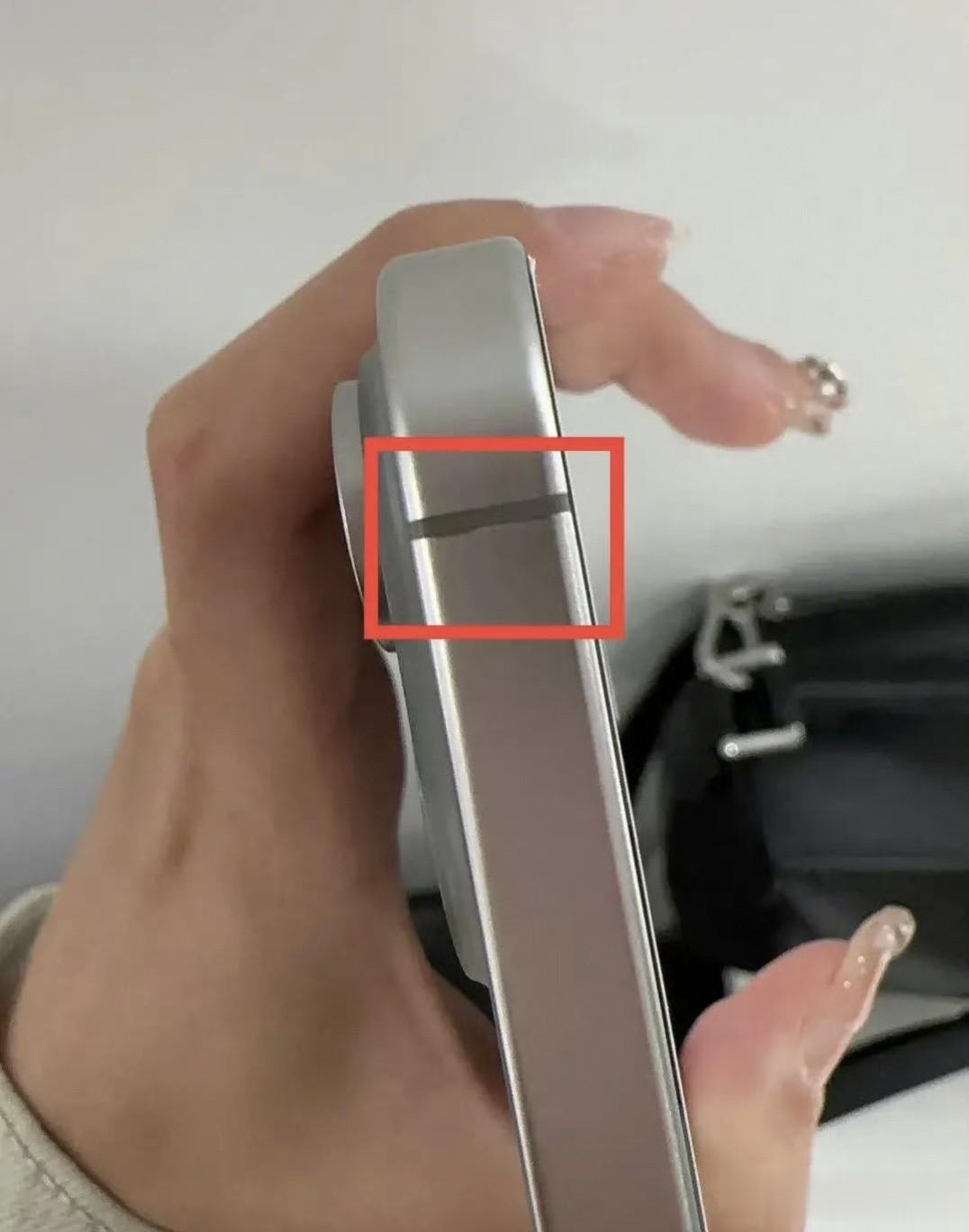 这两天不少网友的iPhone 15系列手机陆续到货了，本来用新手机是一件很高兴的