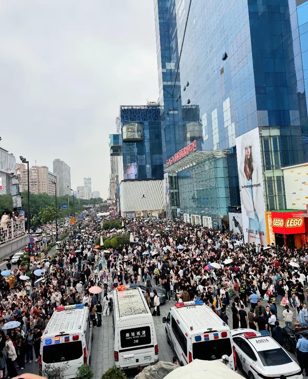 前两天跟西安的老朋友通电话，聊起赛格商场那档子事，他叹了口气说，以后路过那儿都觉