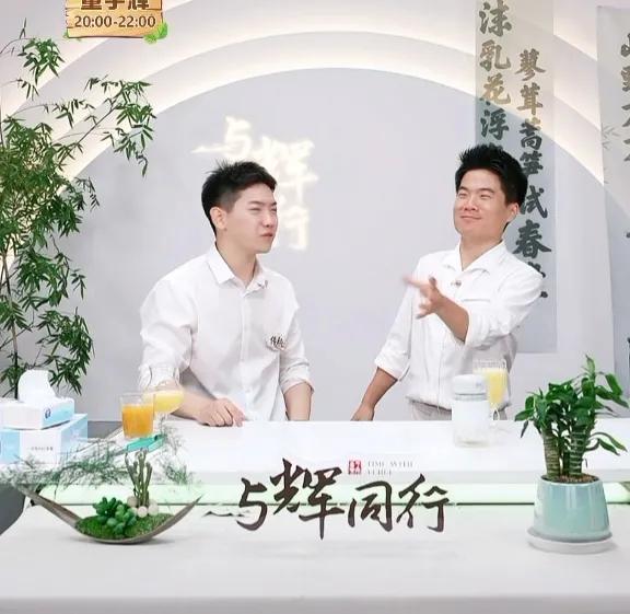 今天，董宇辉一上播，便给传熙道歉：对不起，都是我造成的！

当时，董老师在一旁戴