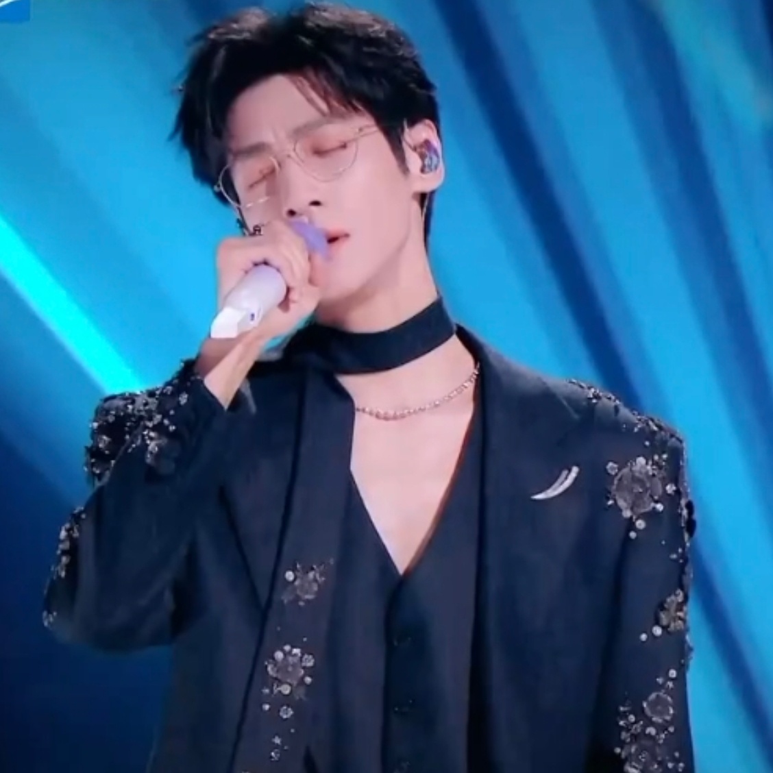穿这么禁欲的衣服唱kpop，想想有点激动