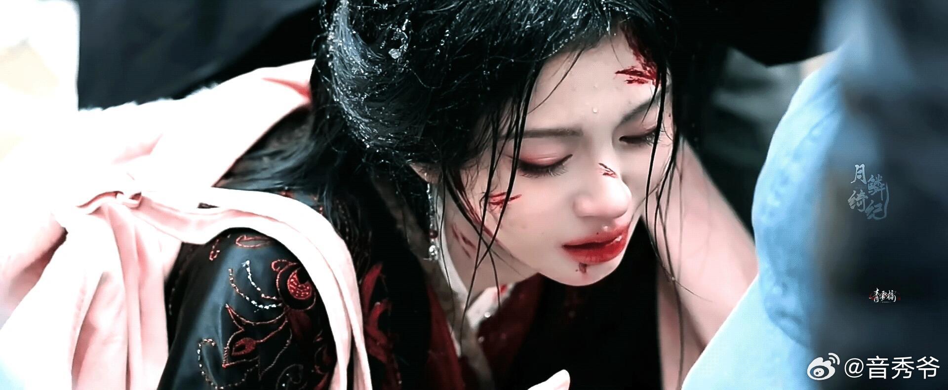 鞠婧祎月鳞绮纪哭戏镜头 从第一滴泪滑落开始，鞠婧祎把露芜衣的悲伤与温柔演得入骨，