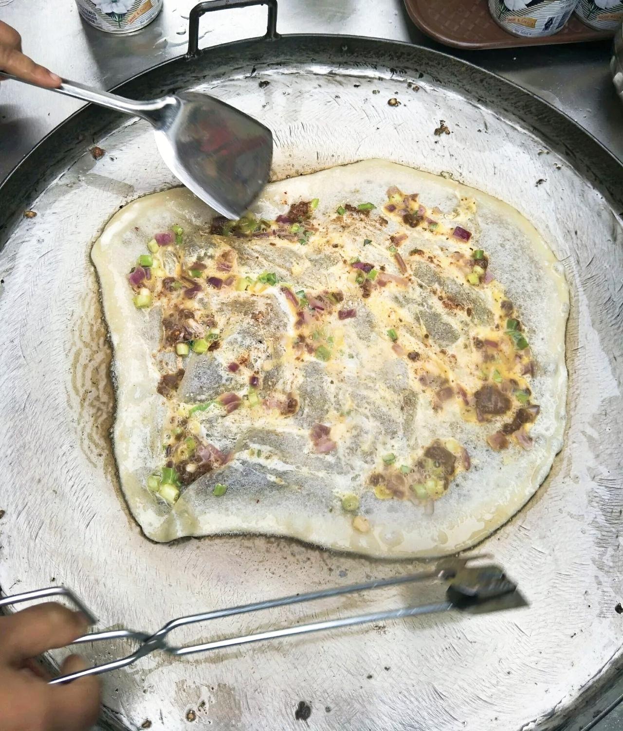 在西双版纳的景洪巴拉达吃了缅甸飞饼，这是从缅甸传过来的经典小吃～飞饼煎得金黄酥脆