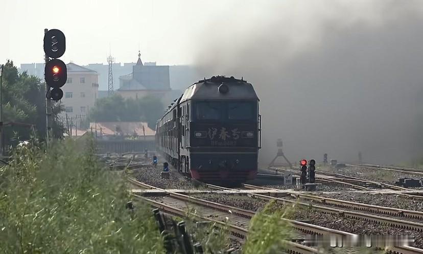 这台被重新翻修与喷漆完并命名伊春号旅游列车的DF4D内燃机车，竟然能产生这么壮观