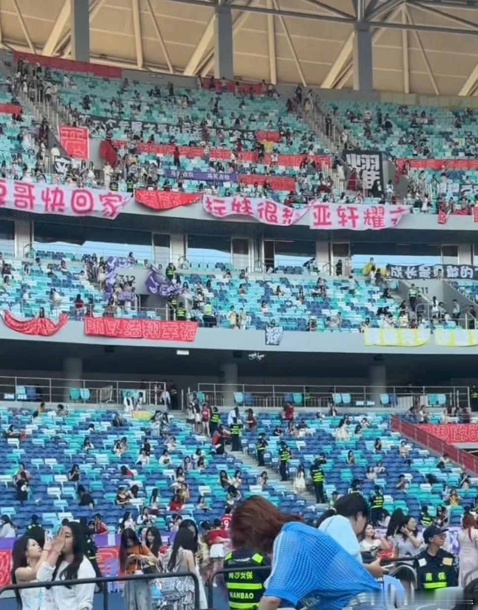 文轩广州灯牌 文轩广州演唱会灯牌应援，好多的粉色灯牌连成一片浪漫花海🩷爱的告白