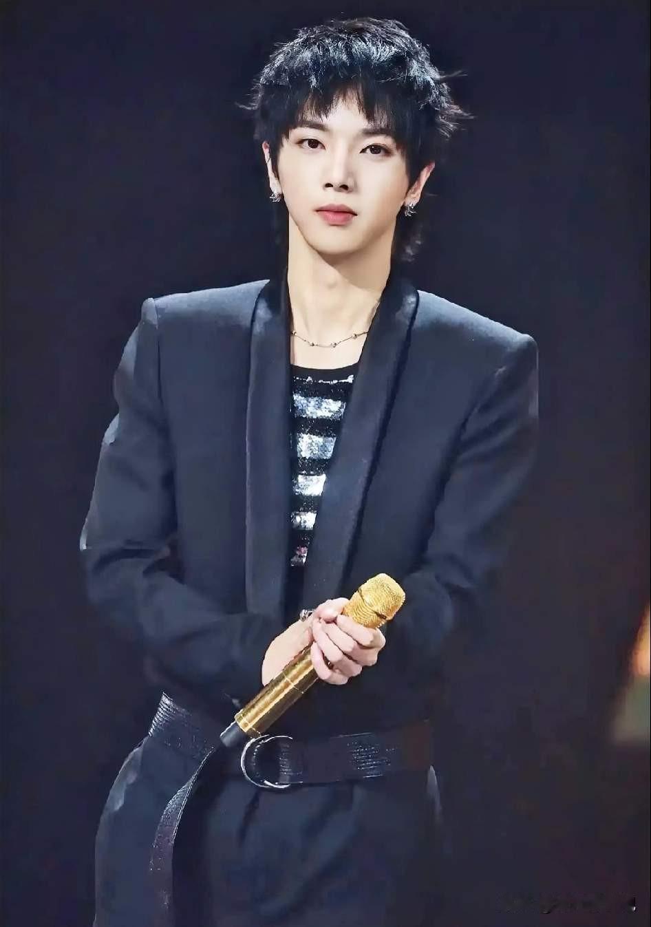 真没法用常规眼光看华晨宇，他太特别了。

按理说顶流歌手都往讨喜的路上奔，谁不尽