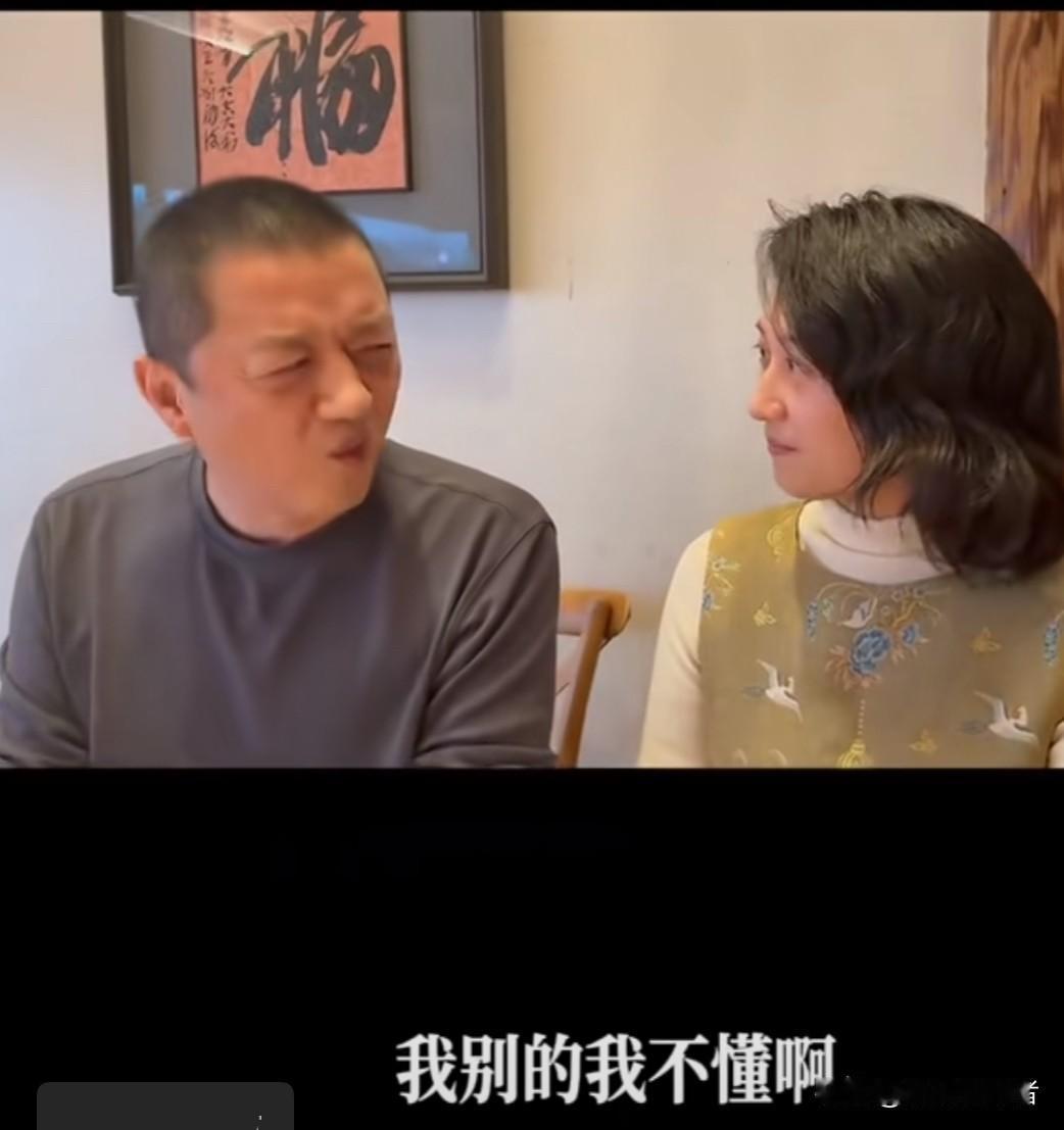 在一则视频中，一位主持人对李亚鹏说，，可以售卖其它东西。李亚鹏面露难色地回答道，