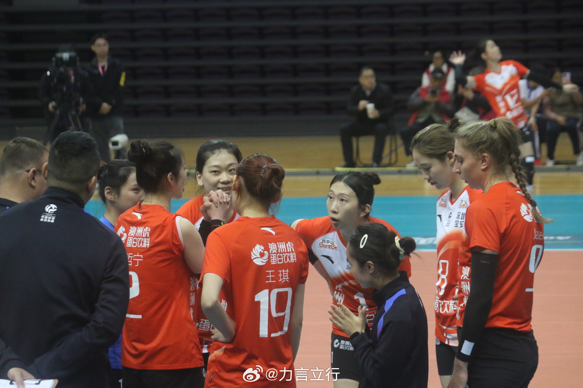 排超联赛 深圳澳洲虎中塞女排3比1江西上饶奥飞女排，8胜2负积25分，在第二循环