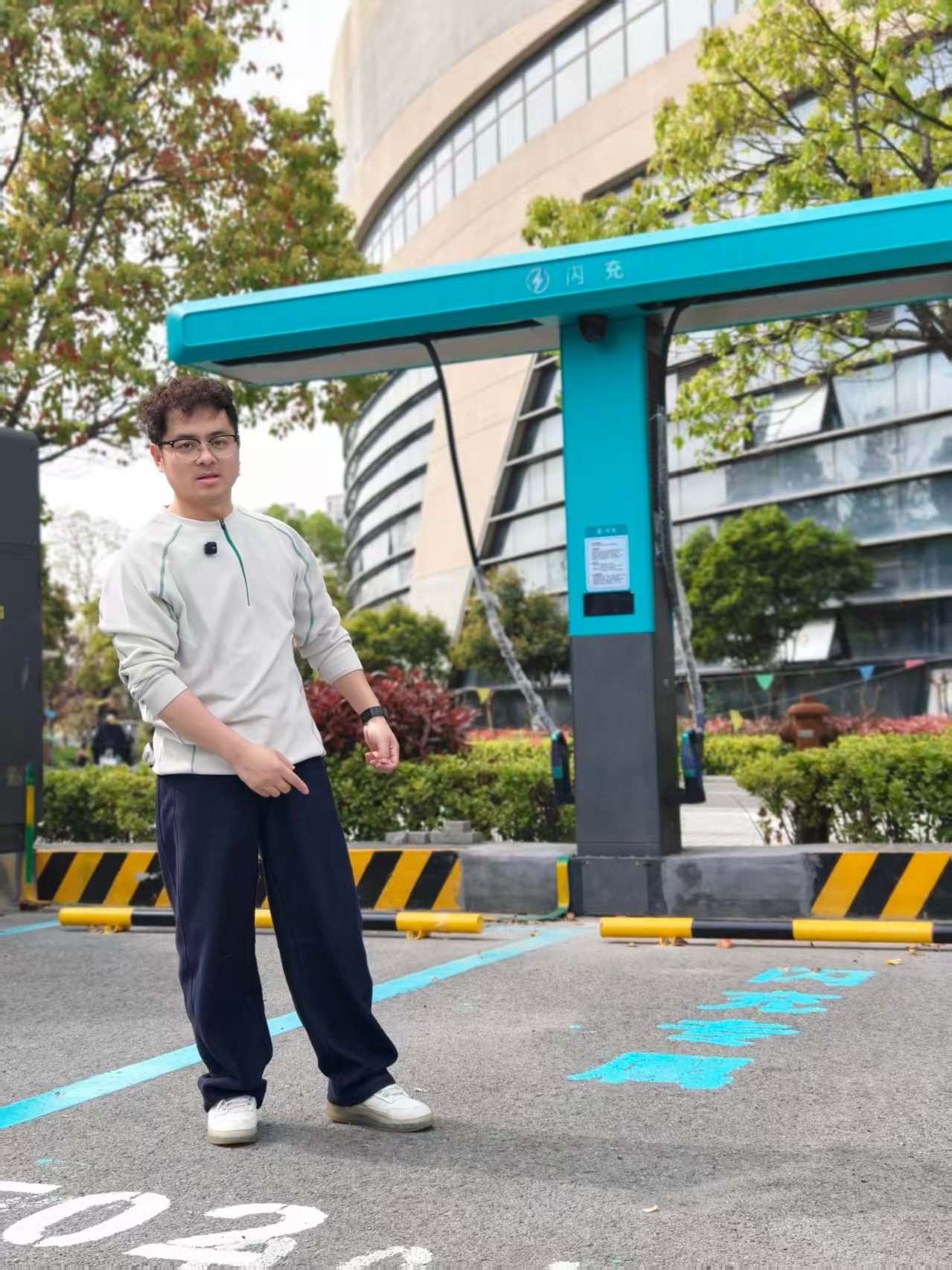 就像试驾蔚来系车型，销售会带你去体验换电一样，现在比亚迪系门店，体验闪充也成了重
