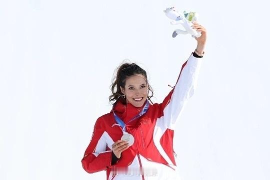 谷爱凌夺冠动作形成完美生物力学闭环谷爱凌在2026年米兰冬奥会U型场地技巧决赛中