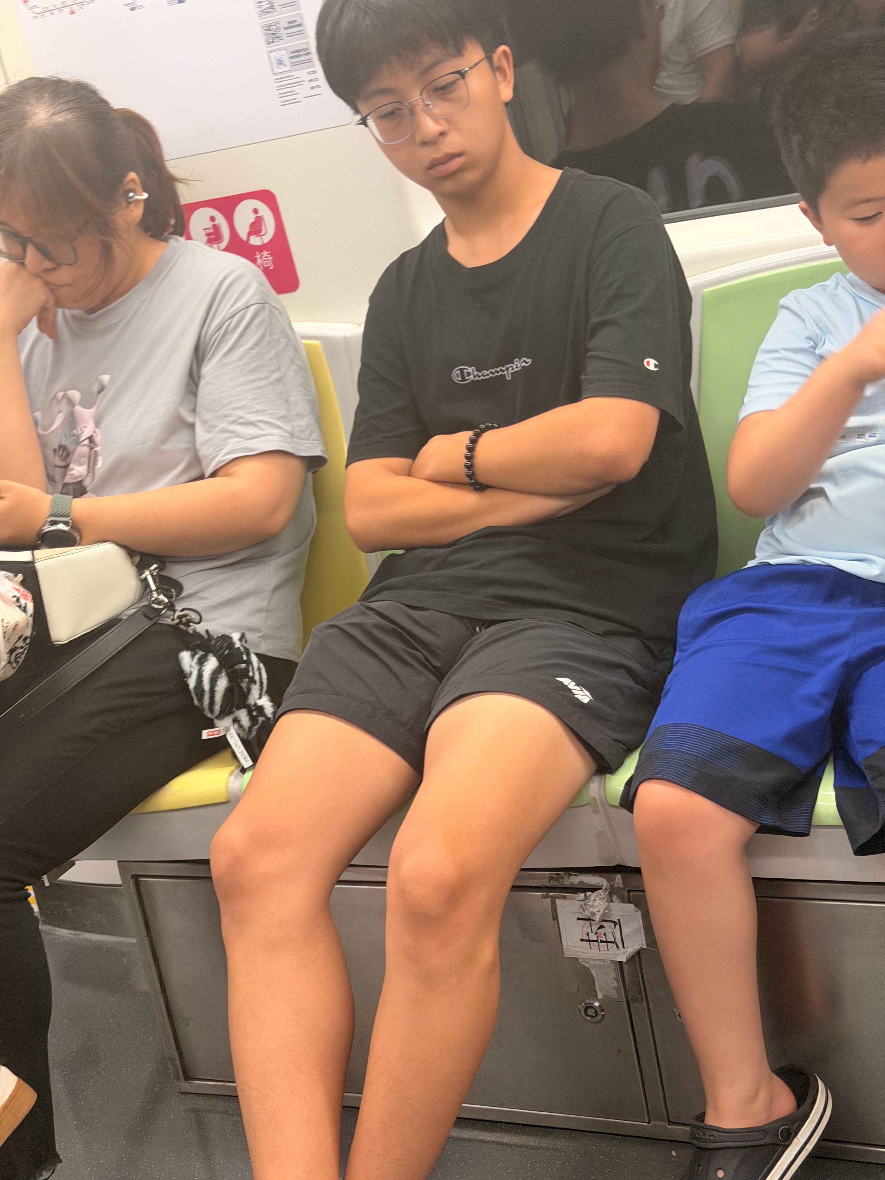 小男孩真淘，旁边的哥哥都没辙了记录生活