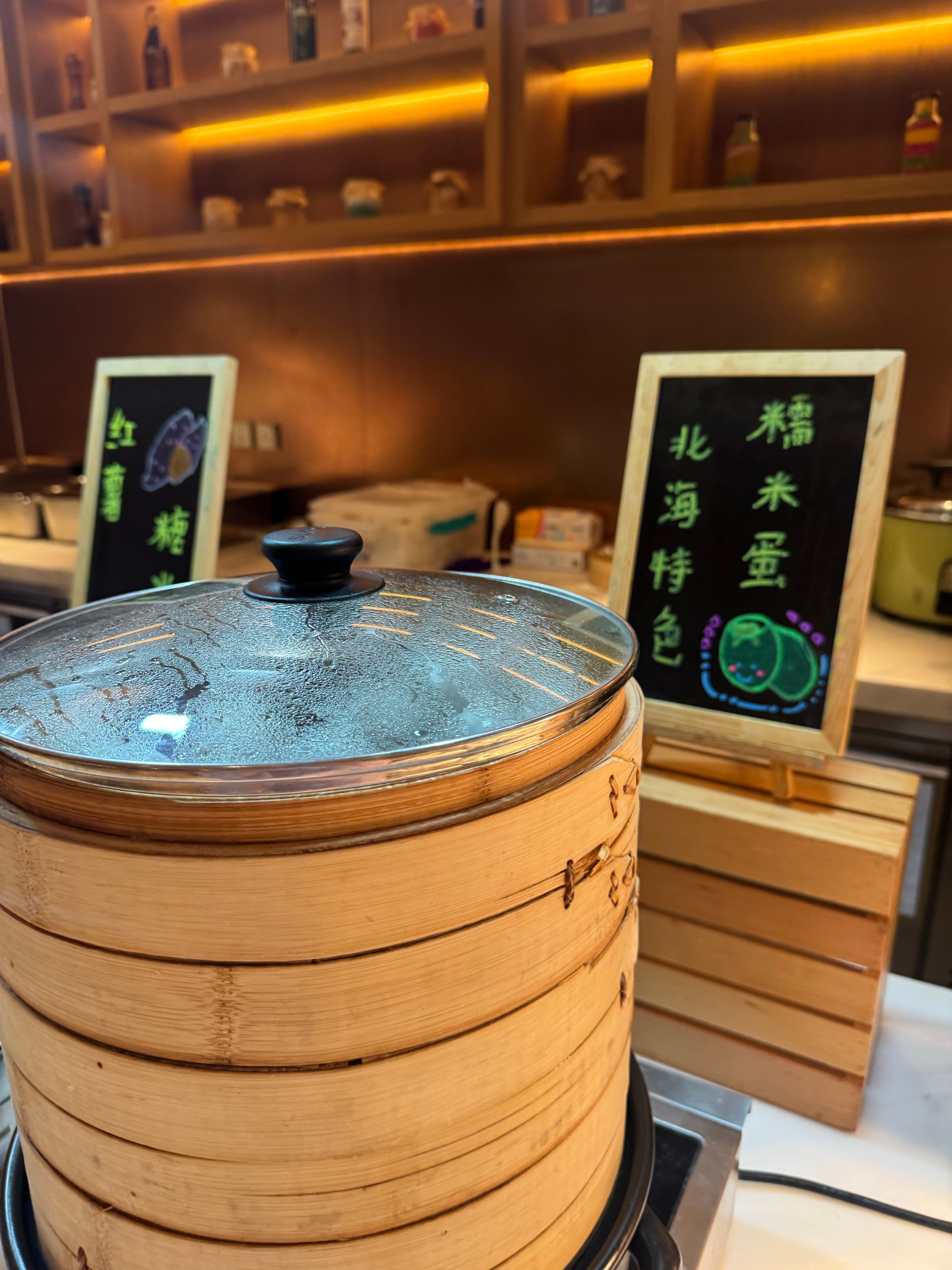 在深圳机场休息室里发现了一个从来没吃过蛋糯米蛋[污] 里面是糯米和咸蛋黄我的日常