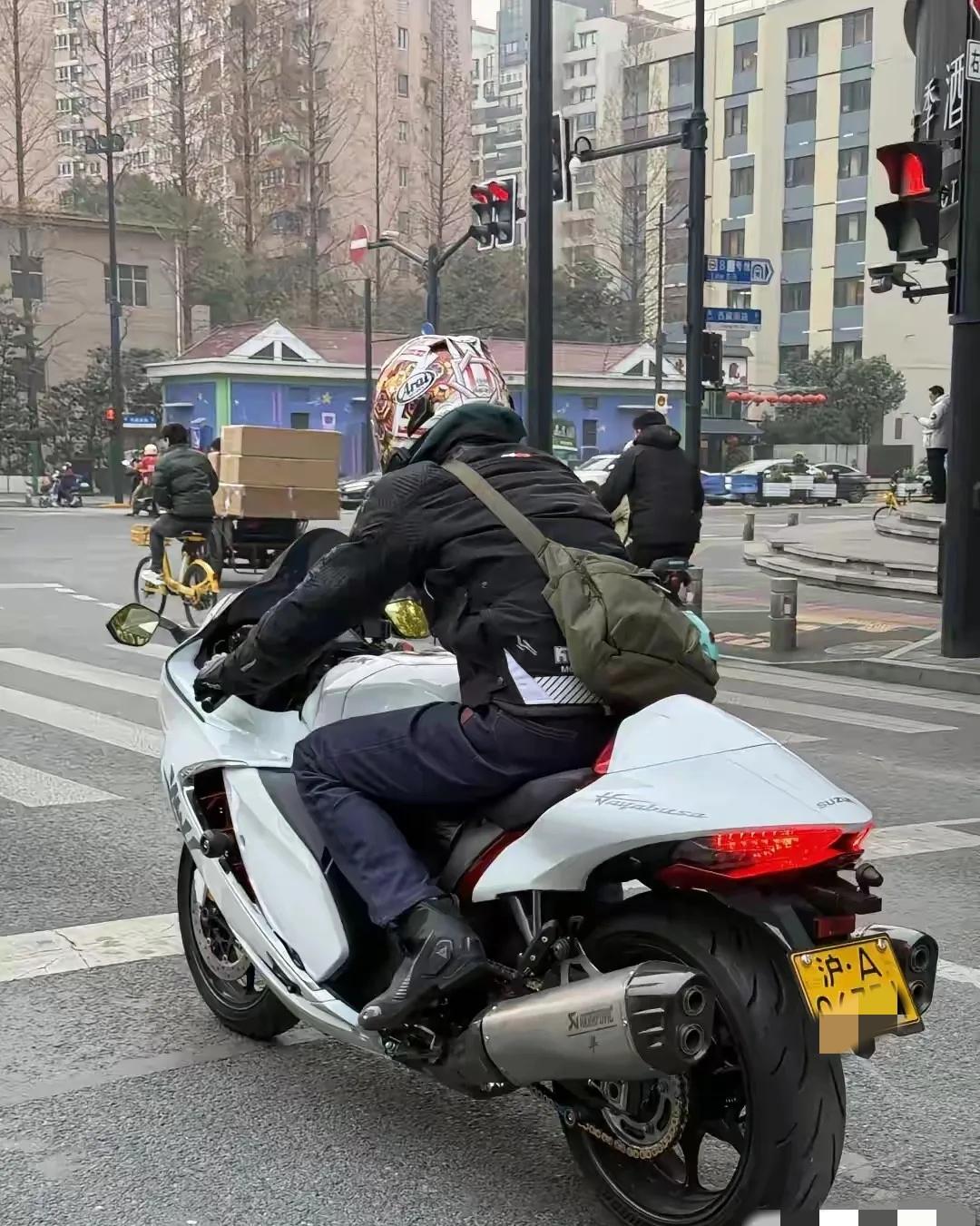 有没有懂机车的朋友？本人见识短浅！这机车属实是第一次见，谁能告诉我一下，这是什么