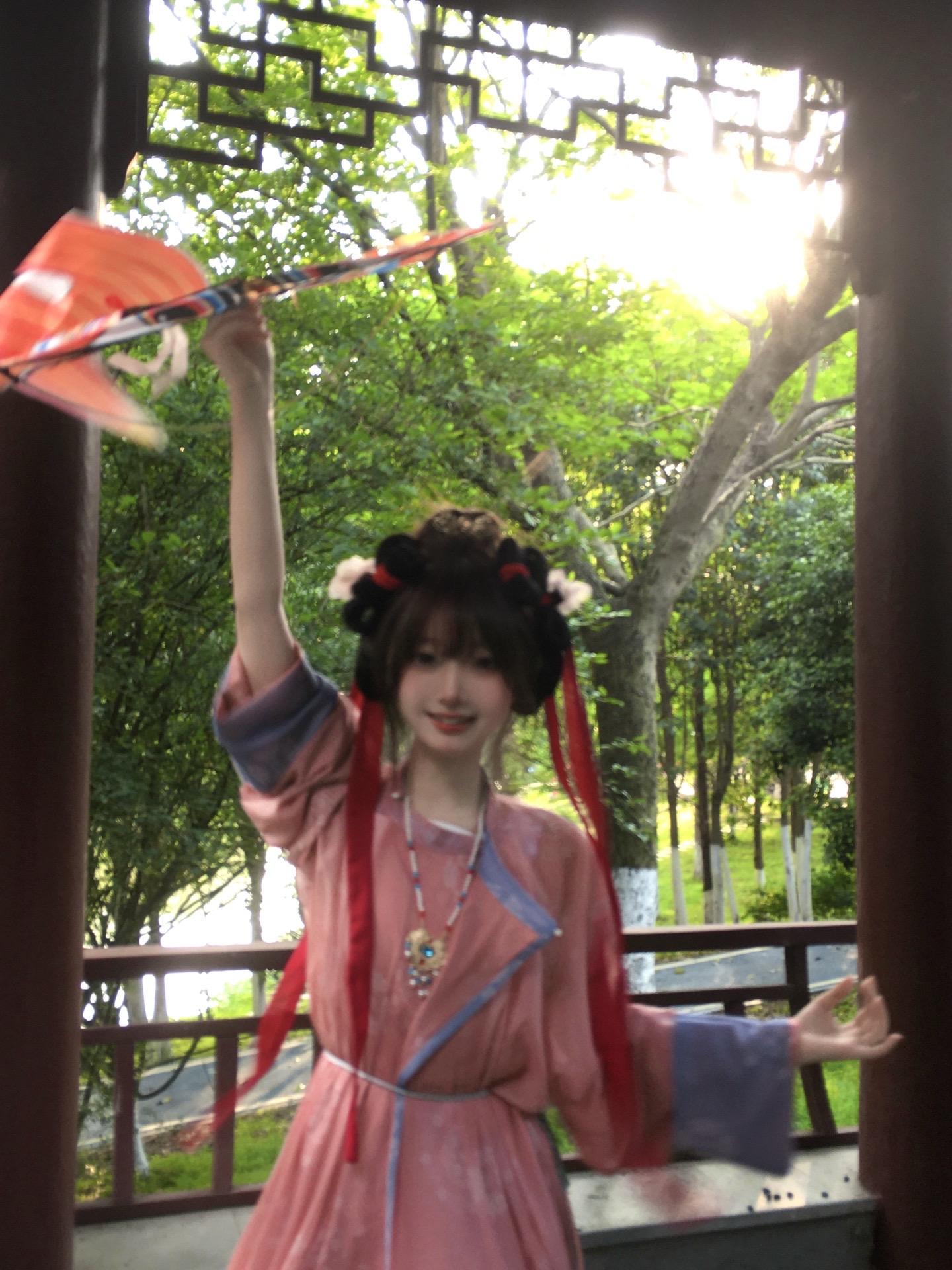 “就跟我一起出去玩吧～”
