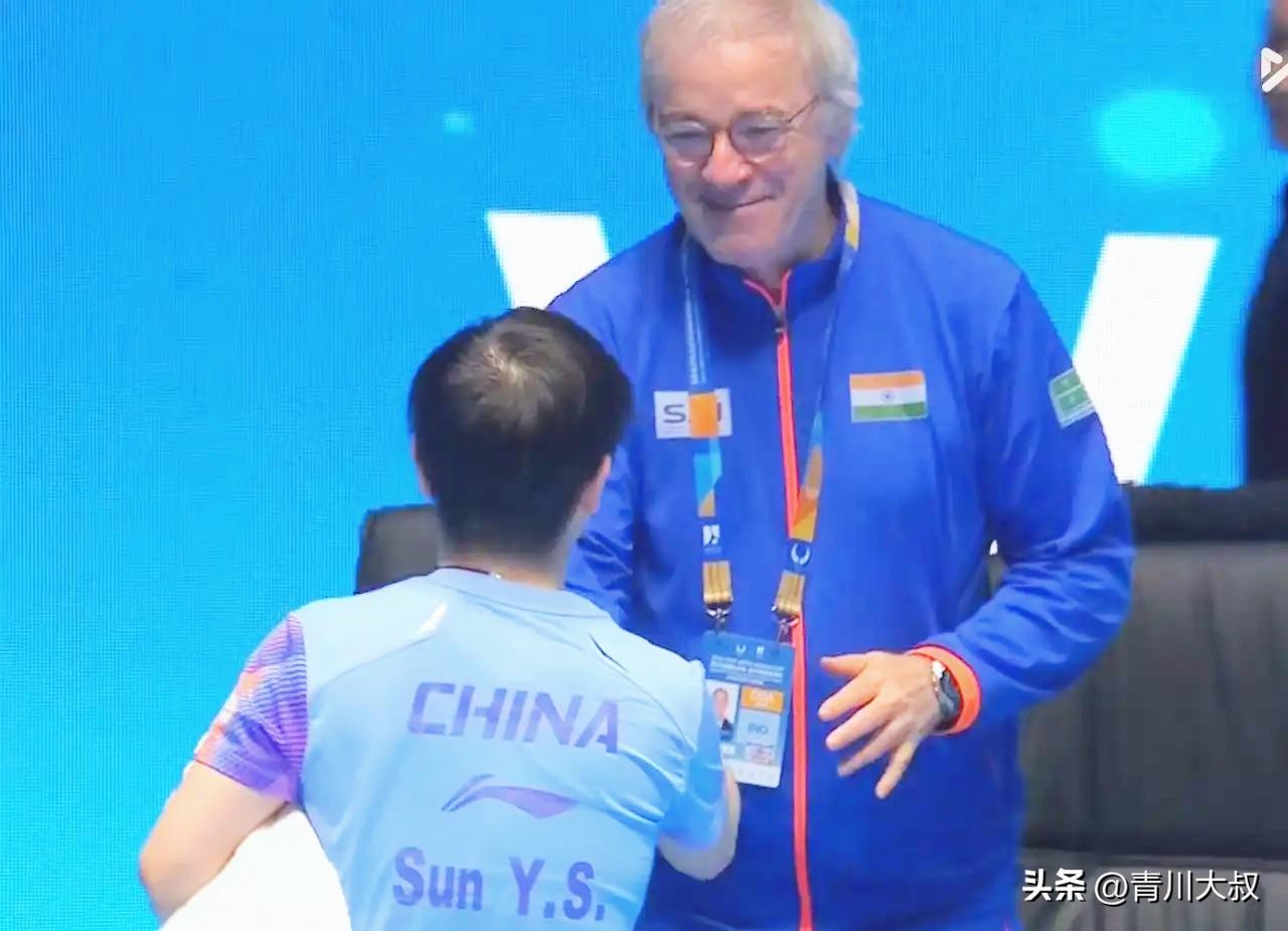 笑死我了！印度教练看上孙颖莎了！

孙颖莎3:0打赢巴特拉后，
跑过去和对方教练