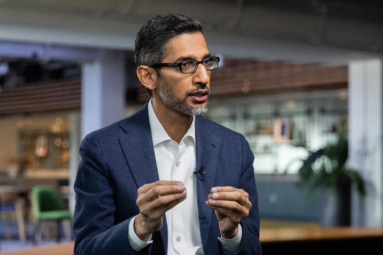 【谷歌与百度的差距】
最帅的李彦宏在2010年迎来高光时刻，谷歌搜索退出国内，迁