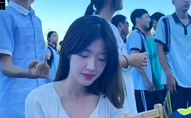 30岁美女班主任猝然离世别让“负责”压垮好老师的最后一根稻草