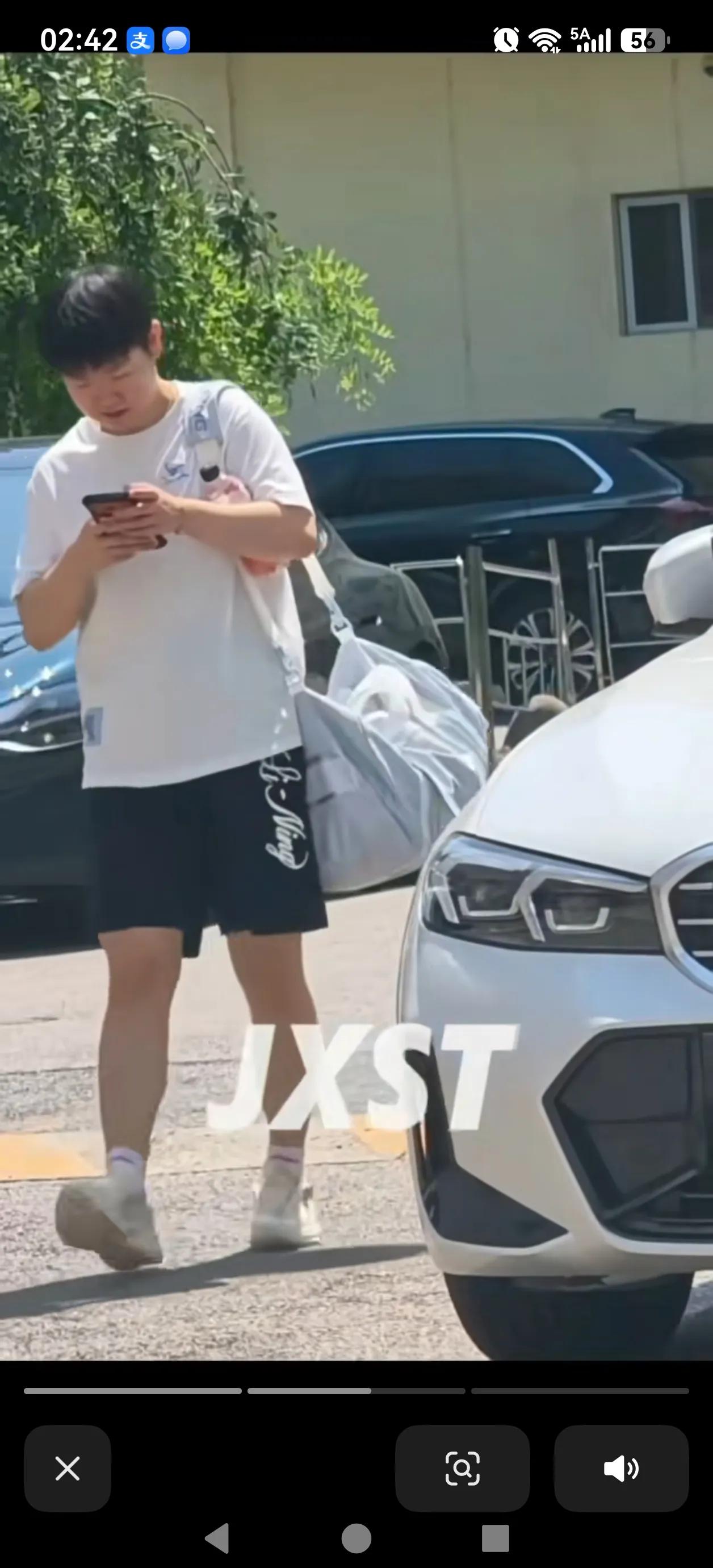 停顿了一段时间以后， 8月10号终于在一些视频里看到莎莎的近照了。也许激动的人不