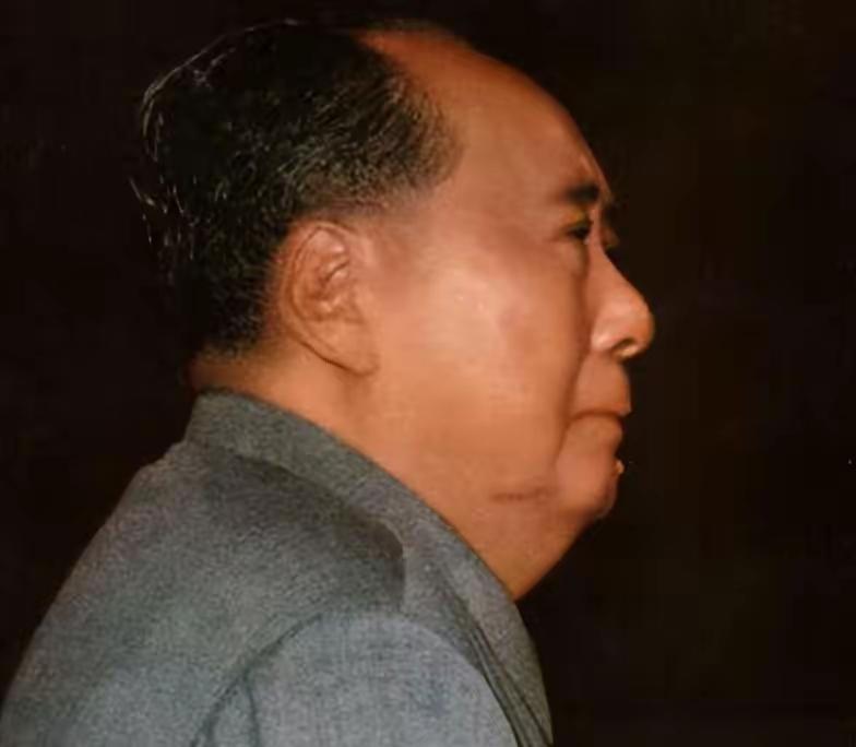 都说盼望您变好的只有父母，
下边这位老人呢？
是不是他一生也盼着您变好呢