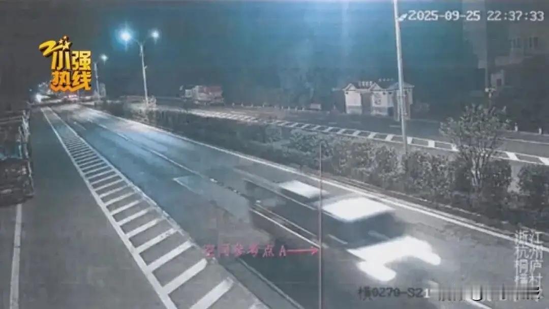 浙江杭州，男子夜里开货车，途径一路段时，突然感觉车轮轧到了东西，他没当回事，直接