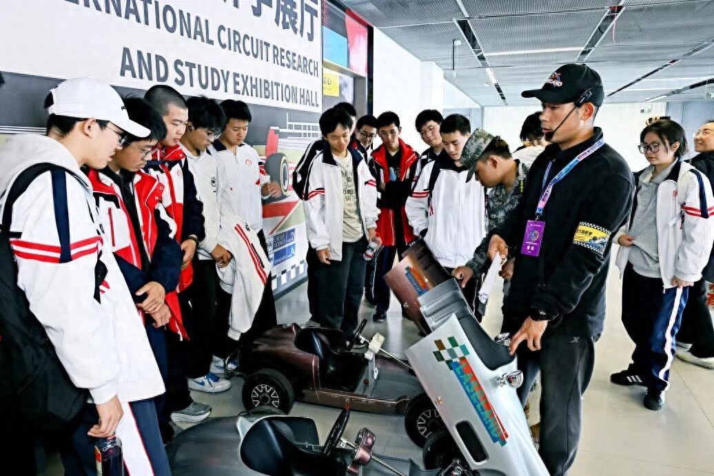 赛道观摩、组装车模，春假研学新玩法！