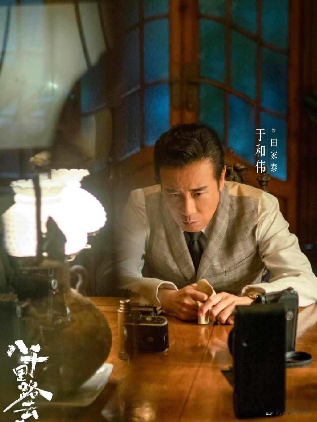 田家泰死了。
死在他自己的机械厂里，
和那些他守护了一辈子的机器，
一起炸成了碎